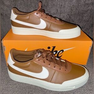 MENS SIZE 8 / WOMEN SIZE 9.5 NIKE COURT SHOT SHOES